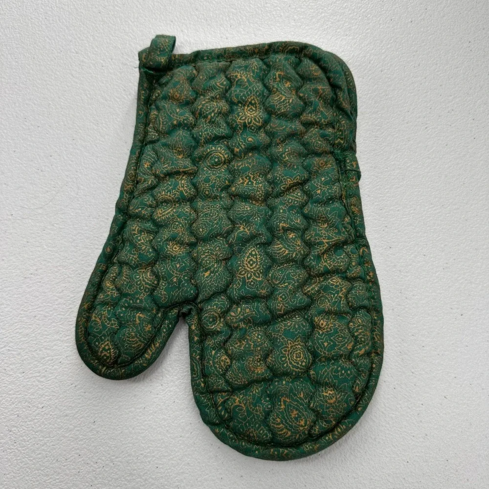 Vintage Christmas Themed Oven Mitt &‎ Pot Holder Set Bear & Gingerbread Designs